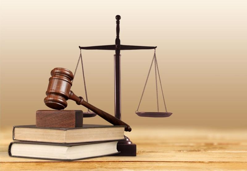 Justizwaage und Richterhammer